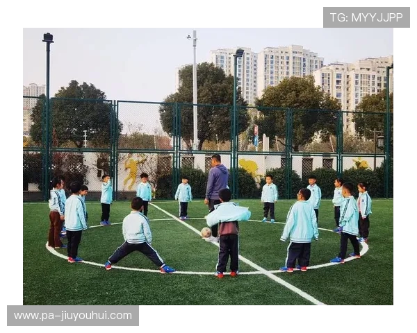 少年专注于纸上描绘足球球员梦想闪耀绿茵激情燃动心中