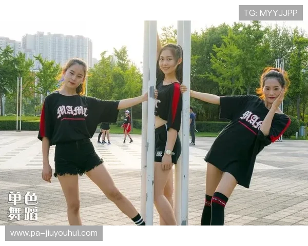 用足球技巧与舞蹈结合展示创意花样动作打造炫酷舞蹈新风潮